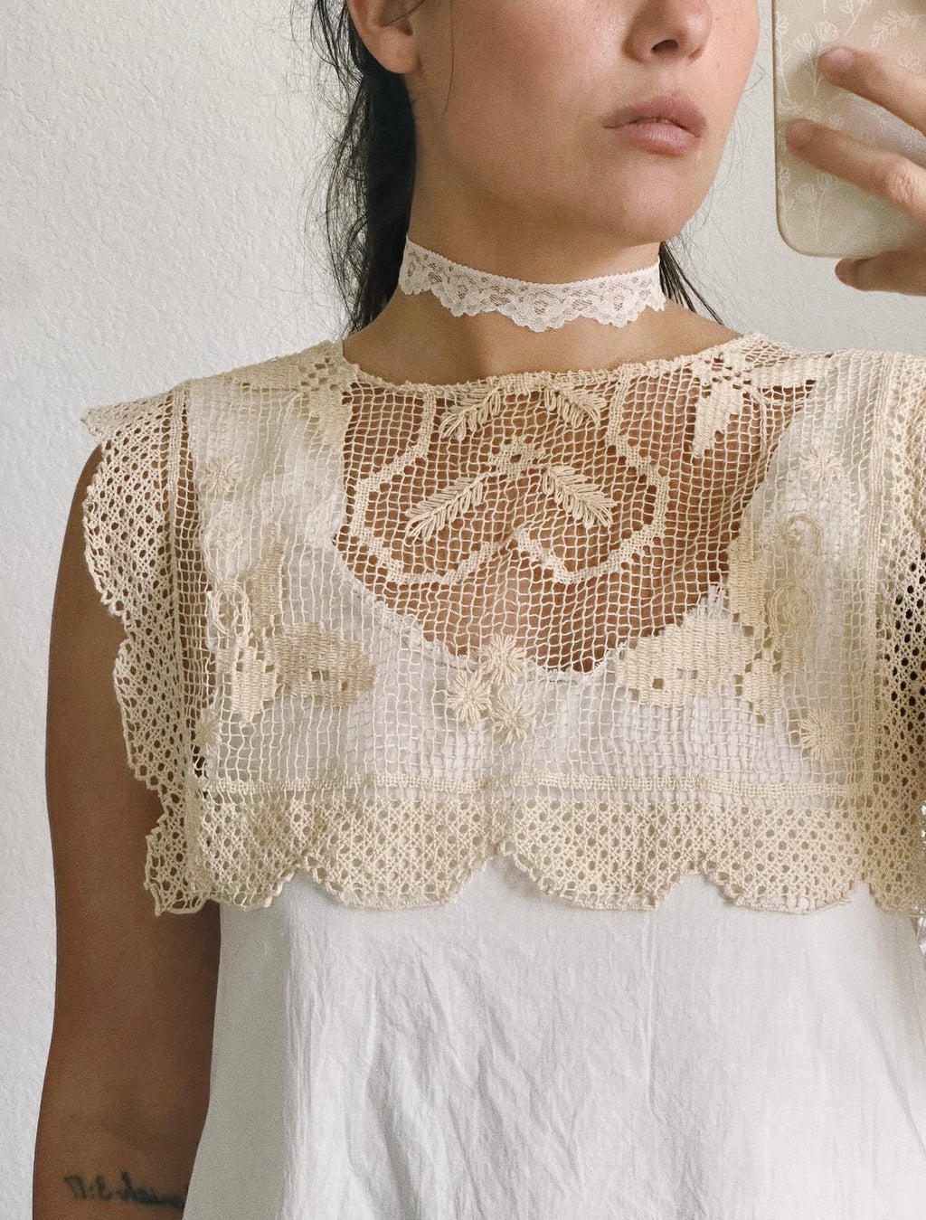 Antique Ivory Lace Collar