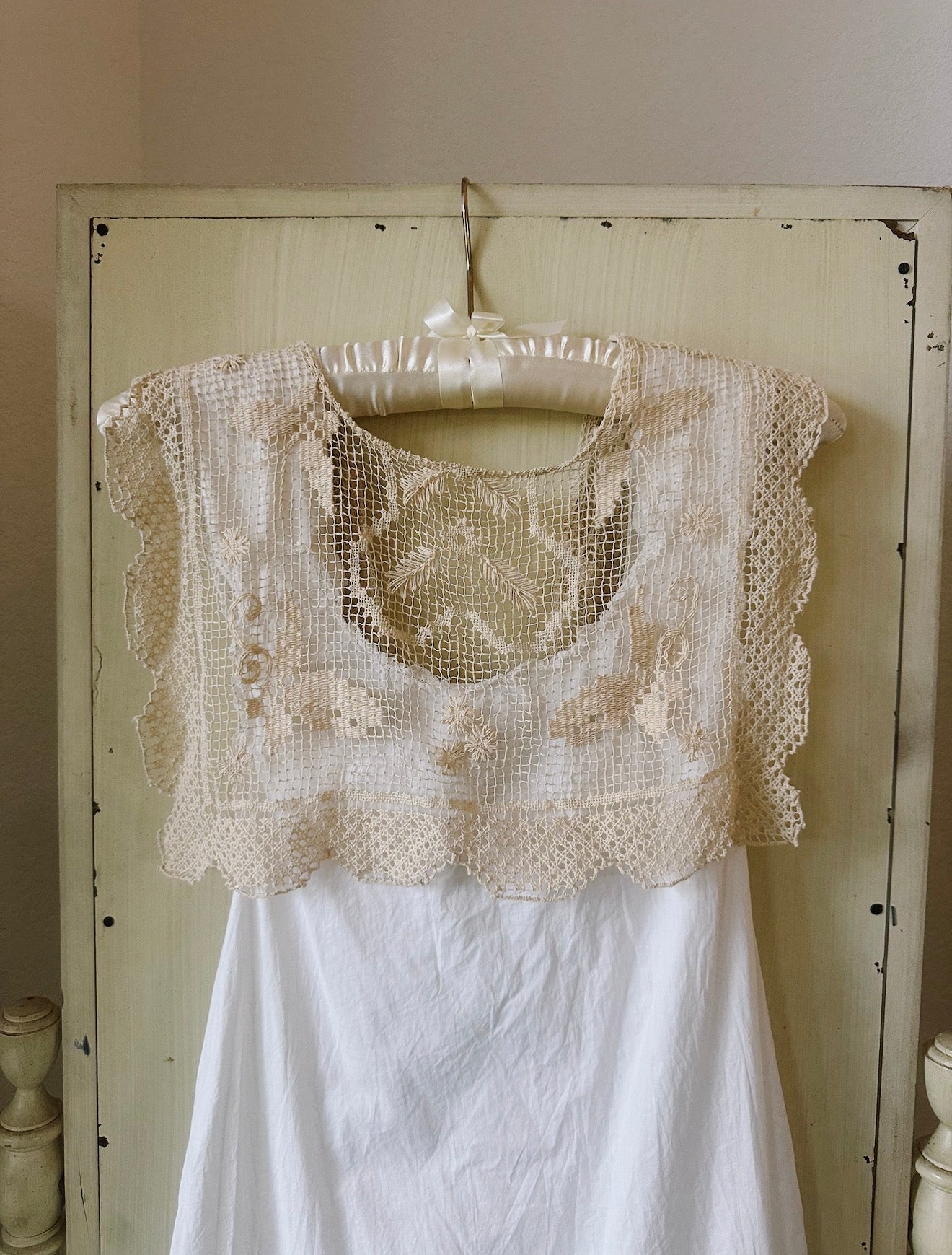 Antique Ivory Lace Collar